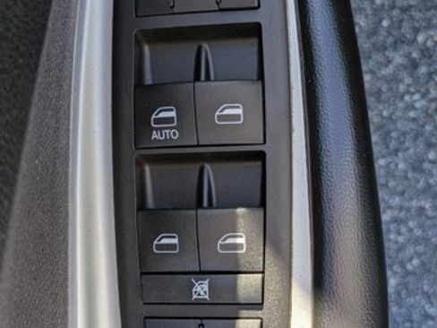 Used 2020 Dodge Journey SE w/ SE Popular Equipment Group image 15