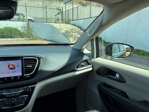 Used 2023 Chrysler Pacifica Touring-L image 38