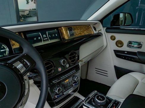 Used 2024 Rolls-Royce Phantom Sedan image 53