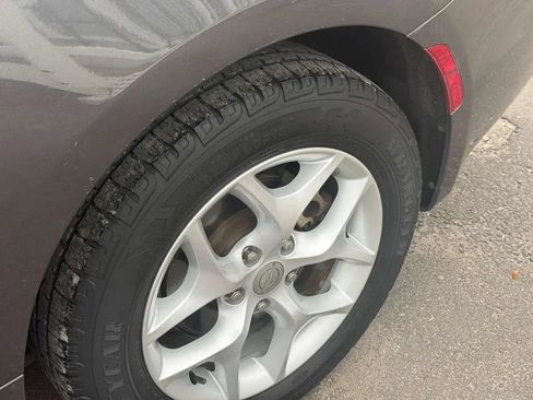 Used 2017 Chrysler Pacifica Touring Plus w/ Tire & Wheel Group FWD image 27