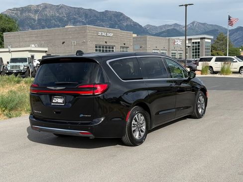 Used 2024 Chrysler Pacifica Limited FWD image 9