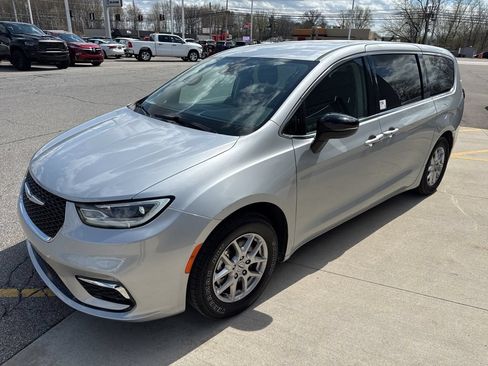 Used 2024 Chrysler Pacifica Touring-L FWD image 11