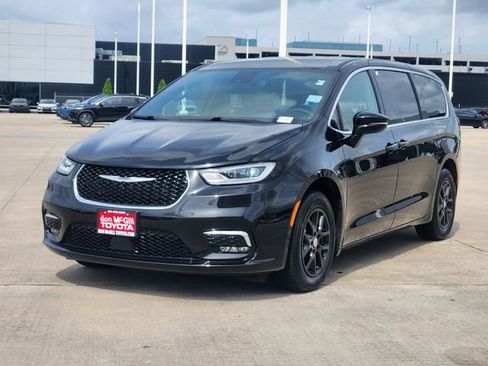 Used 2025 Chrysler Pacifica Select FWD image 3