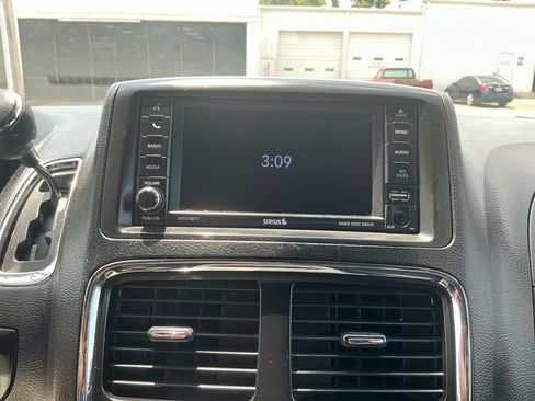 Used 2019 Dodge Grand Caravan SXT FWD image 26