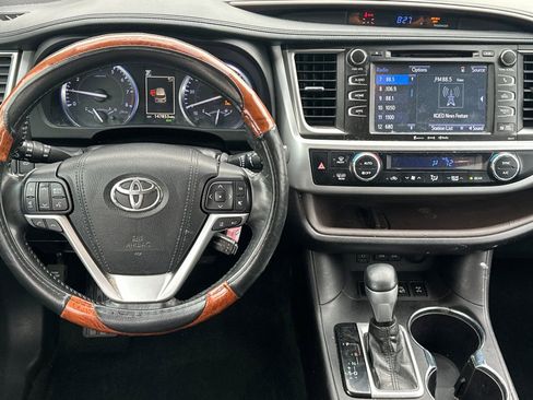 Used 2018 Toyota Highlander XLE image 16