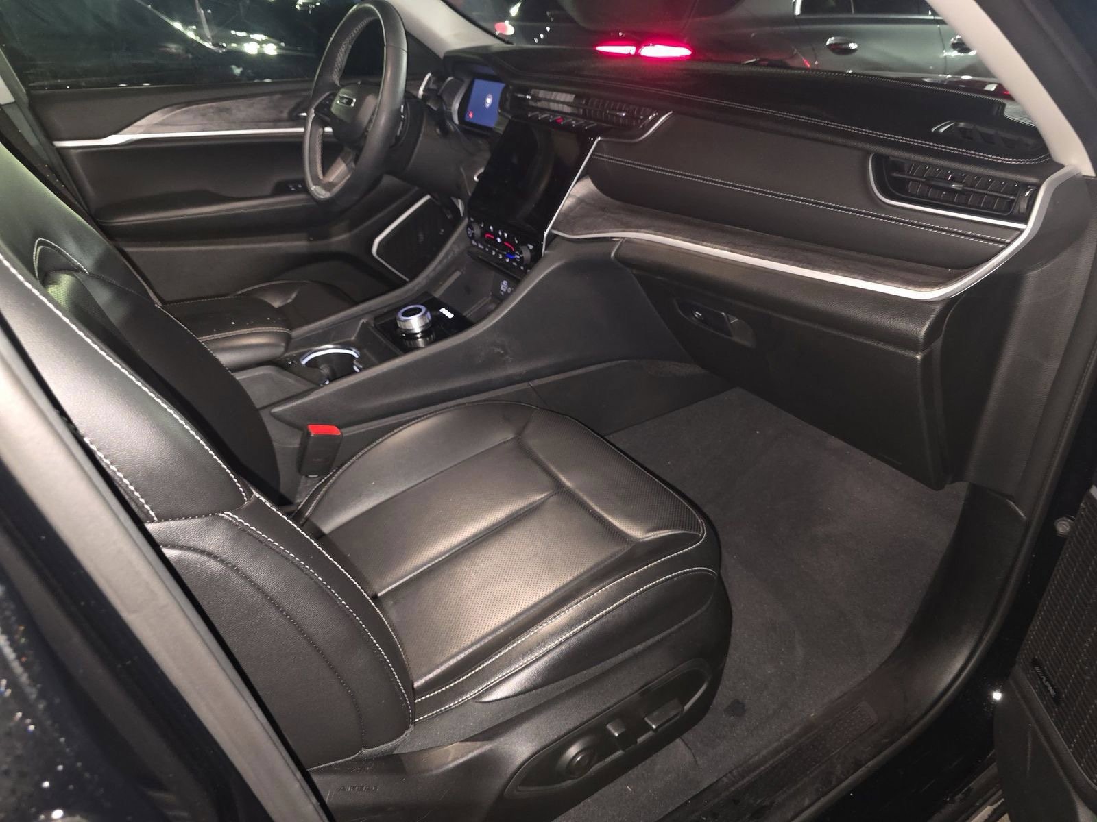 Used 2023 Jeep Grand Cherokee Limited w/ Luxury Tech Group II RWD image 12