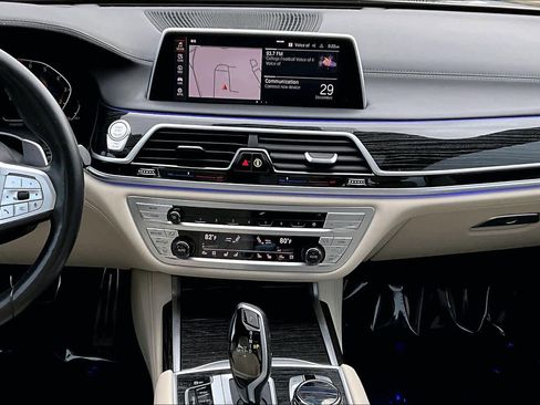 Used 2022 BMW 740i w/ M Sport Package image 6