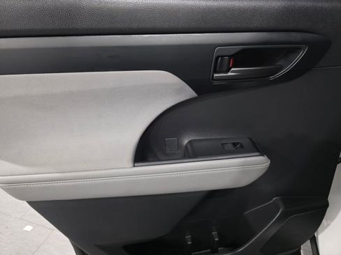 Used 2023 Toyota Highlander L FWD image 11