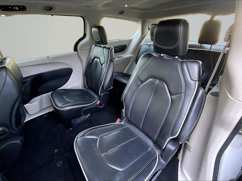 Used 2023 Chrysler Pacifica Limited FWD image 25