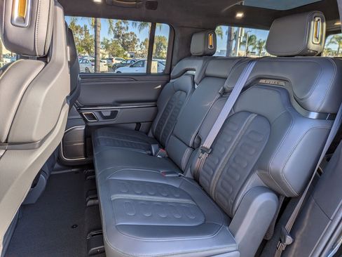 Used 2022 Rivian R1S Launch Edition image 29