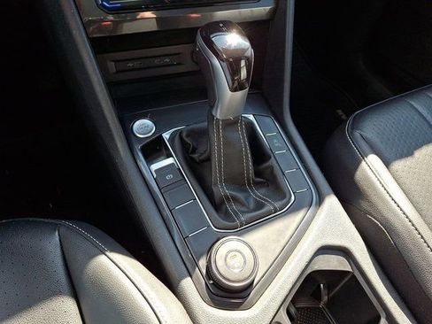 Certified 2022 Volkswagen Tiguan SE w/ Panoramic Sunroof Package AWD/4WD image 19