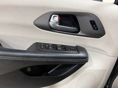 Used 2023 Chrysler Pacifica Touring-L FWD image 51