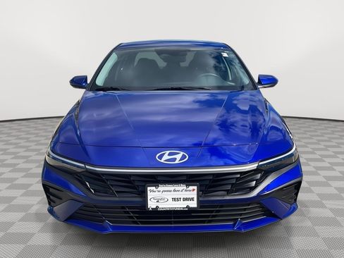 Certified 2025 Hyundai Elantra SE FWD image 2