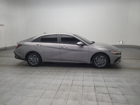 Used 2024 Hyundai Elantra SEL FWD image 11