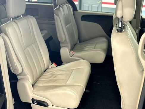 Used 2013 Chrysler Town & Country Touring image 20