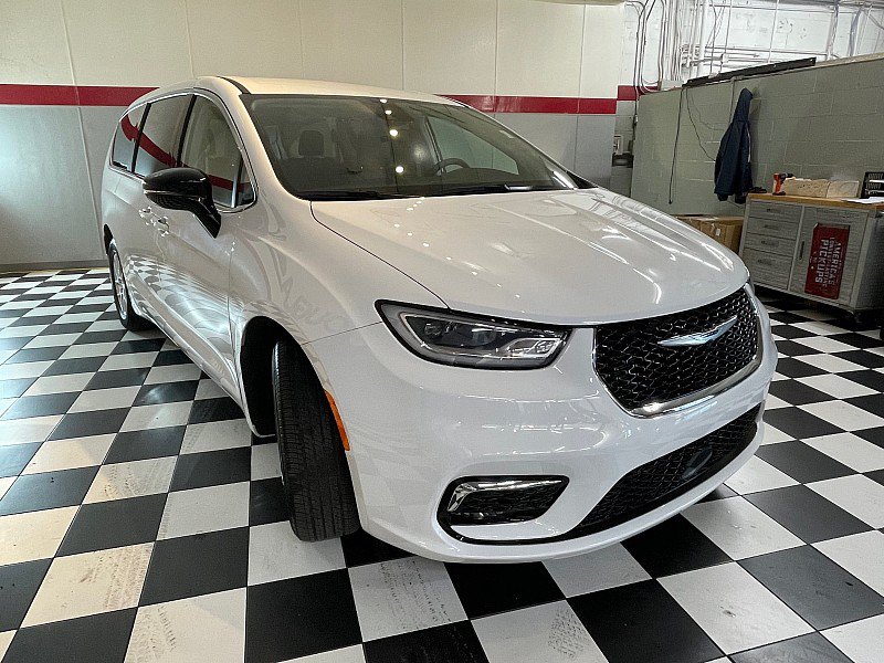 Used 2024 Chrysler Pacifica Touring-L FWD image 3