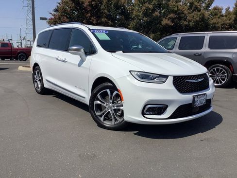 Used 2024 Chrysler Pacifica Pinnacle image 2