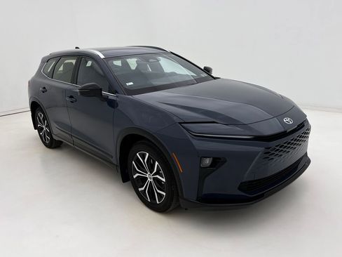 Used 2025 Toyota Crown Signia XLE image 2