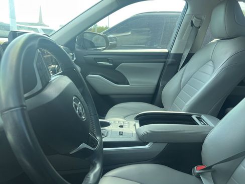 Used 2023 Toyota Highlander XLE image 8