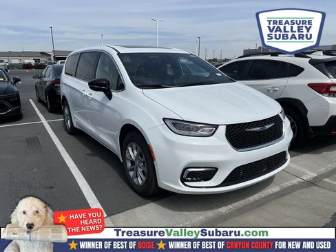Used 2026 Chrysler Pacifica Limited AWD/4WD image 1
