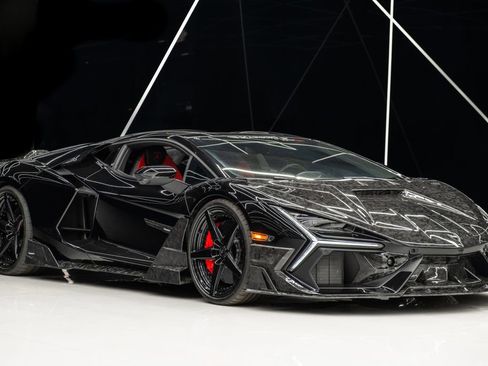 Used 2024 Lamborghini Revuelto image 1