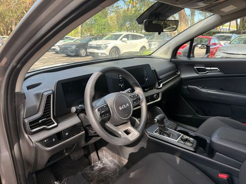 Used 2025 Kia Sportage LX image 29