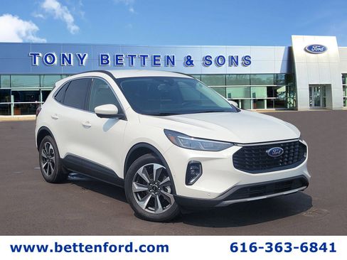 Used 2023 Ford Escape Platinum w/ Premium Technology Package image 1