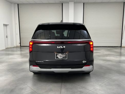 Used 2025 Kia Carnival FWD image 8