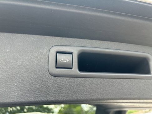 Used 2023 Toyota Highlander L image 33