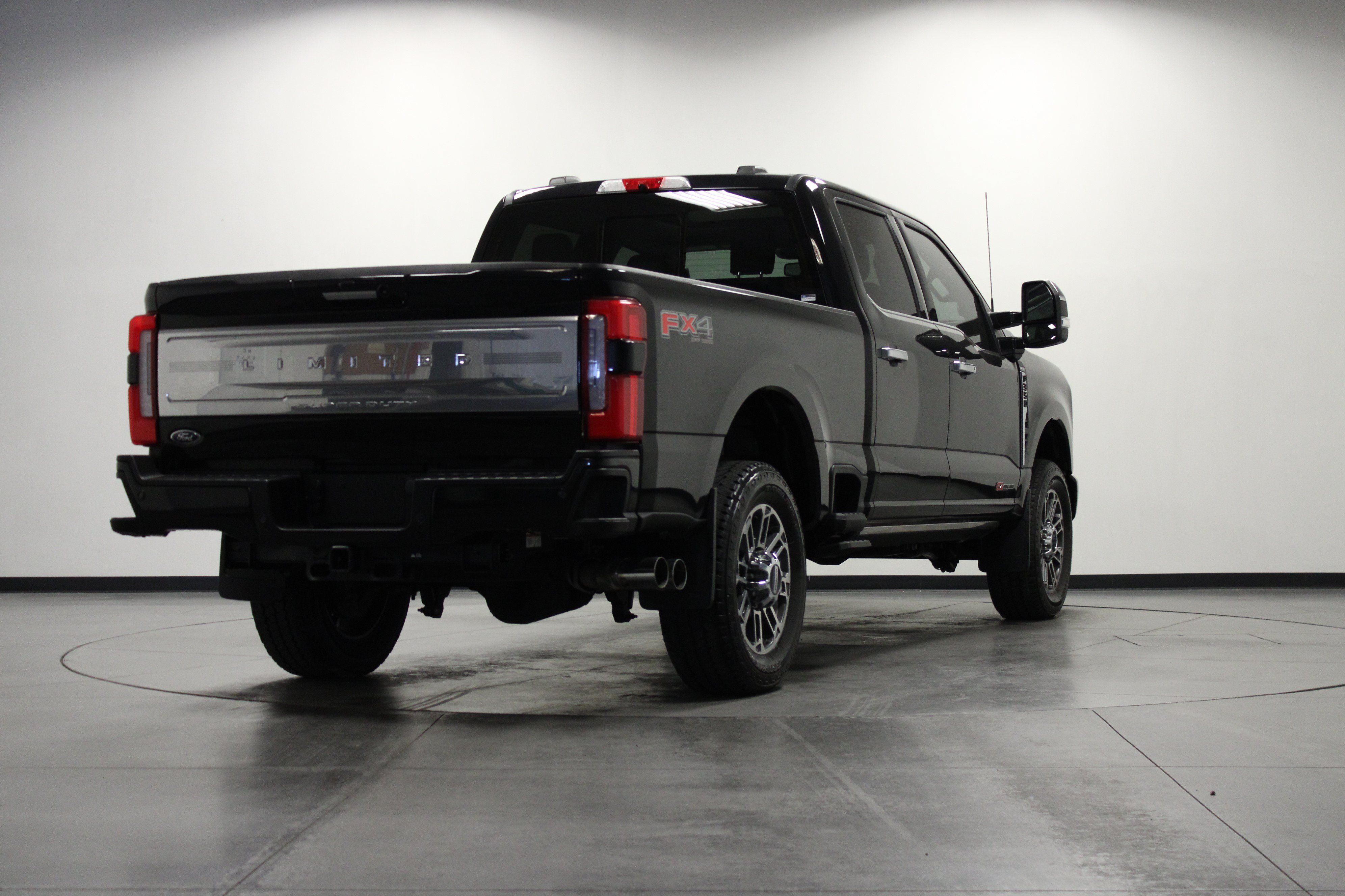 Used 2024 Ford F350 Limited w/ FX4 Off-Road Package AWD/4WD image 4