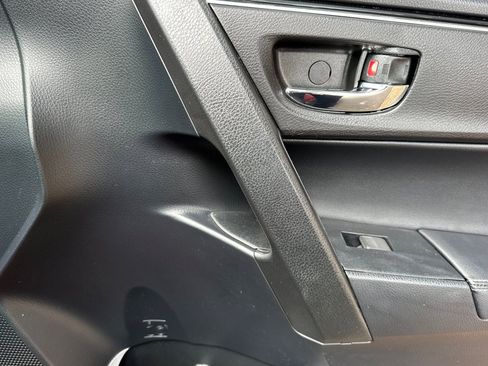 Used 2018 Toyota Corolla XLE image 18