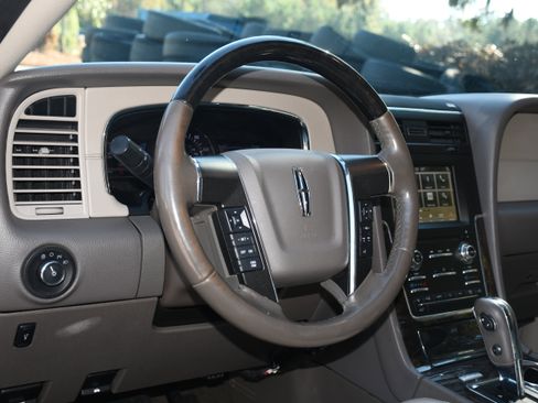 Used 2017 Lincoln Navigator Select image 9
