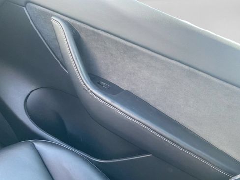 Used 2022 Tesla Model Y Long Range AWD/4WD image 18