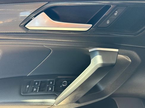 Used 2023 Volkswagen Tiguan SE w/ Panoramic Sunroof Package FWD image 12