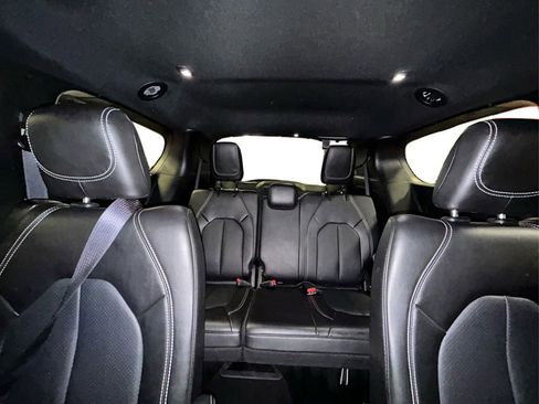 Used 2025 Chrysler Pacifica Select image 35