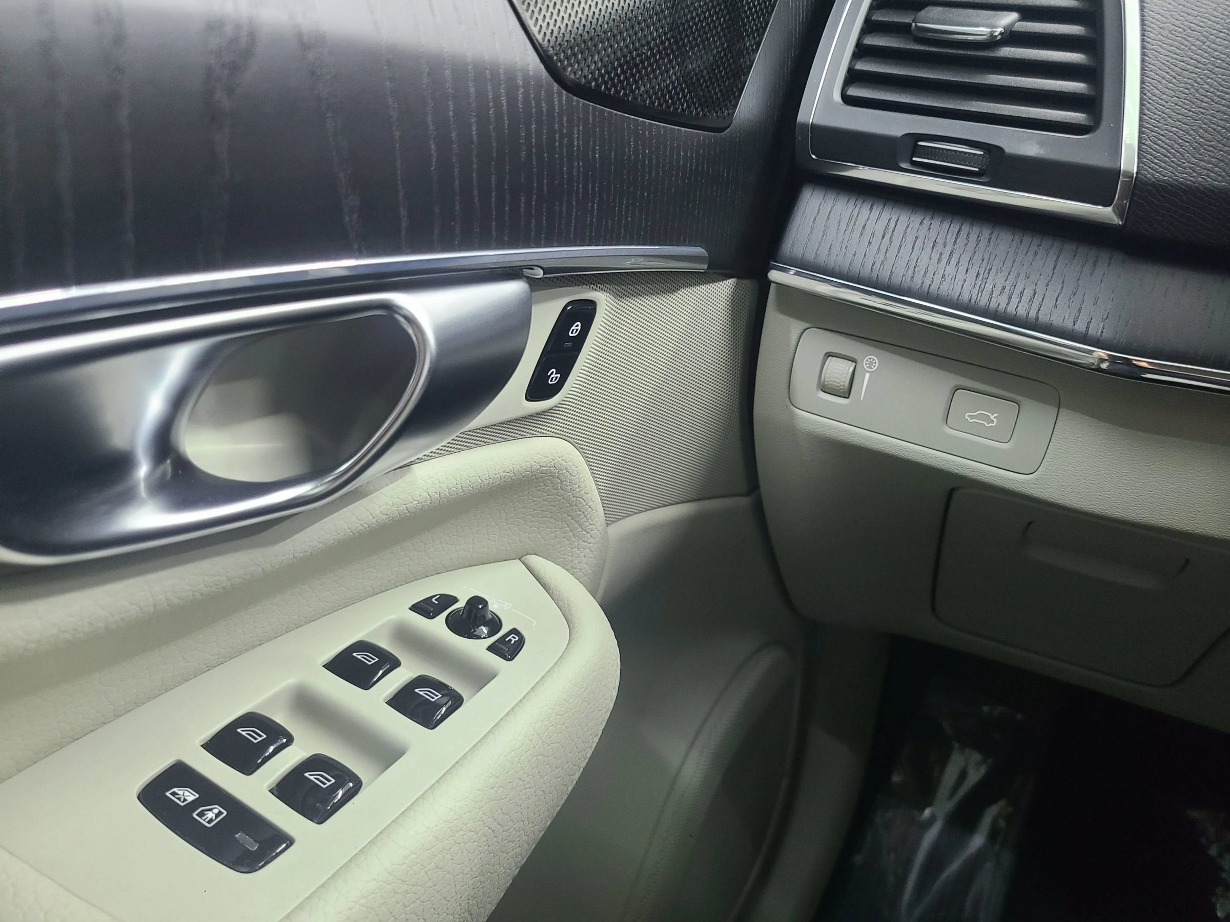 Used 2020 Volvo XC90 T6 Momentum AWD/4WD image 27