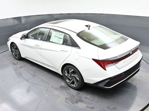 Certified 2025 Hyundai Elantra SEL image 37