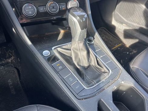 Used 2022 Volkswagen Jetta SE w/ Panoramic Sunroof Package image 14