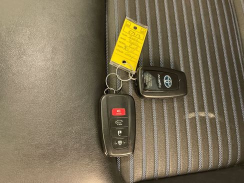 Used 2022 Toyota RAV4 XSE w/ XSE Grade Weather Package AWD/4WD image 27
