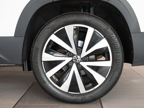 Used 2023 Volkswagen Taos SE AWD/4WD image 9