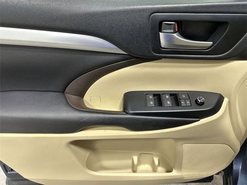 Used 2016 Toyota Highlander XLE image 17