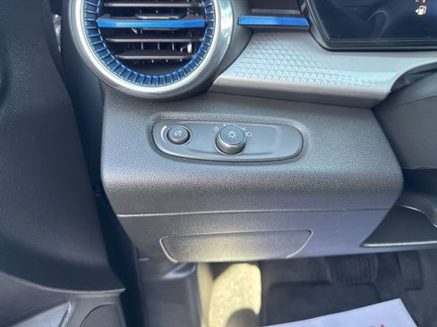 Certified 2025 Chevrolet Trax LT image 19