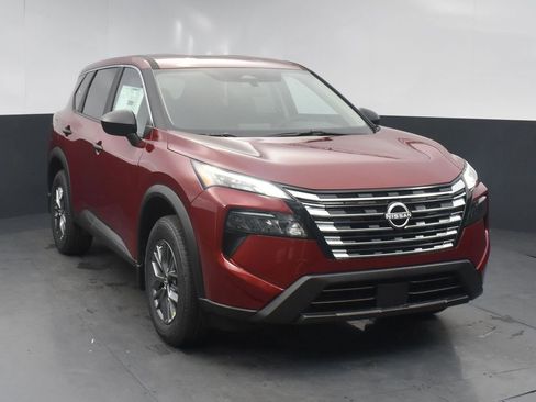 Used 2025 Nissan Rogue S FWD image 2