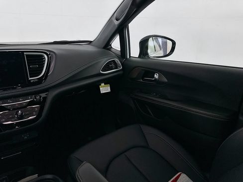 New 2026 Chrysler Pacifica Select w/ S Appearance Package AWD/4WD image 29
