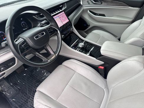 Used 2021 Jeep Grand Cherokee L Overland w/ Luxury Tech Group IV AWD/4WD image 5