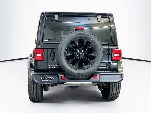 Used 2025 Jeep Wrangler Unlimited Sahara AWD/4WD image 7