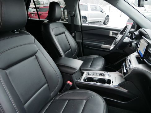 Used 2022 Ford Explorer XLT w/ Equipment Group 202A image 23