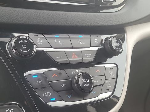 Used 2023 Chrysler Pacifica Touring-L FWD image 27