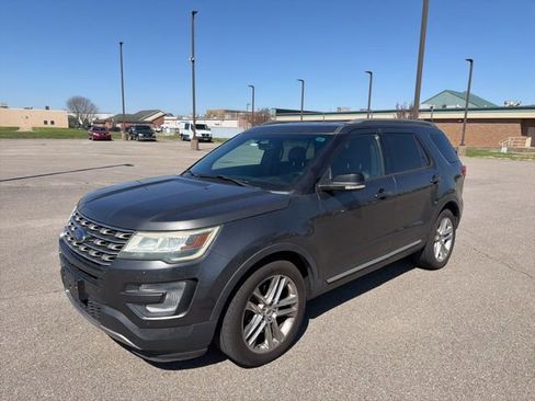 Used 2017 Ford Explorer XLT w/ Equipment Group 202A image 2