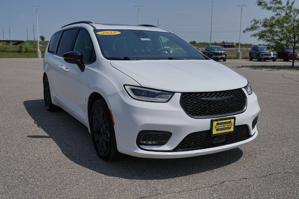 Used 2025 Chrysler Pacifica Limited FWD image 5